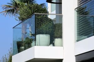 Quatre avantages des garde-corps en verre pour s&eacute;curiser un balcon, une terrasse ou un escalier